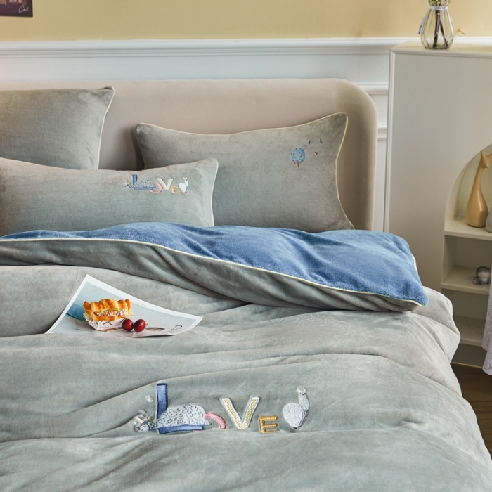 91家纺网 家纺一手货源 找家纺 凡客家居 2021秋冬新款工艺款牛奶绒四件套 梦之爱恋