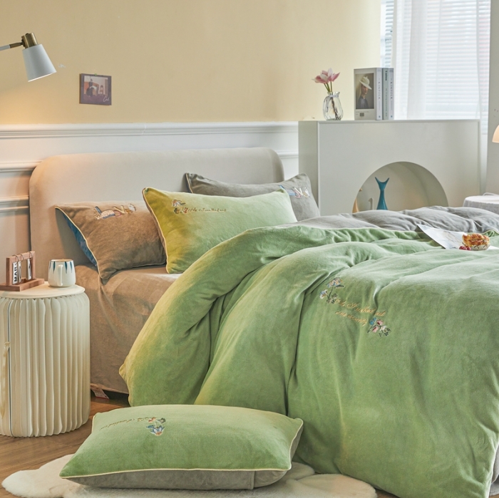 91家纺网 家纺一手货源 找家纺 凡客家居 2021秋冬新款工艺款牛奶绒四件套 沁园花香