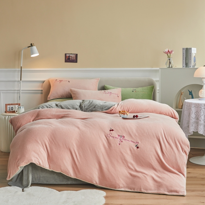 91家纺网 家纺一手货源 找家纺 凡客家居 2021秋冬新款工艺款牛奶绒四件套 甜蜜樱桃