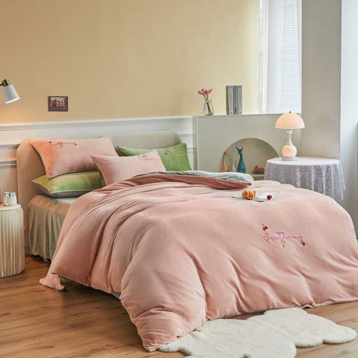 91家纺网 家纺一手货源 找家纺 凡客家居 2021秋冬新款工艺款牛奶绒四件套 甜蜜樱桃