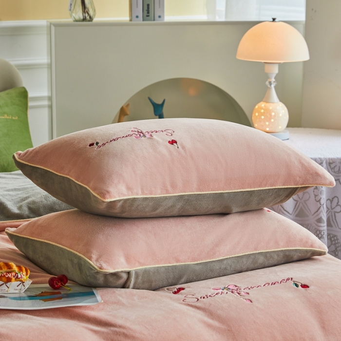 91家纺网 家纺一手货源 找家纺 凡客家居 2021秋冬新款工艺款牛奶绒四件套 甜蜜樱桃