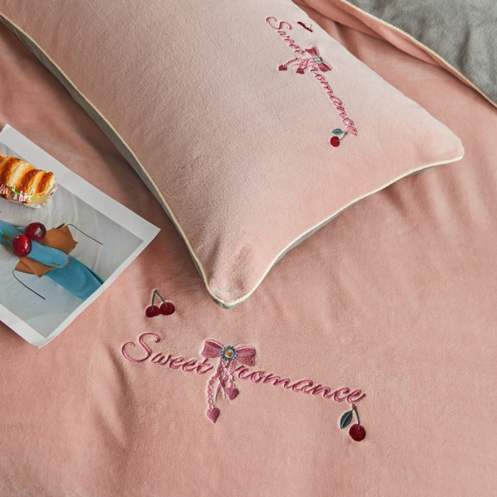 91家纺网 家纺一手货源 找家纺 凡客家居 2021秋冬新款工艺款牛奶绒四件套 甜蜜樱桃