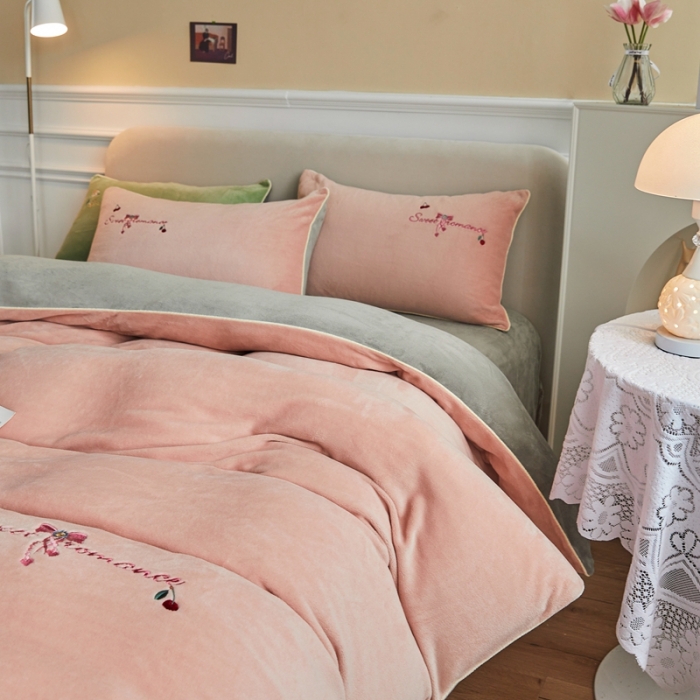 91家纺网 家纺一手货源 找家纺 凡客家居 2021秋冬新款工艺款牛奶绒四件套 甜蜜樱桃