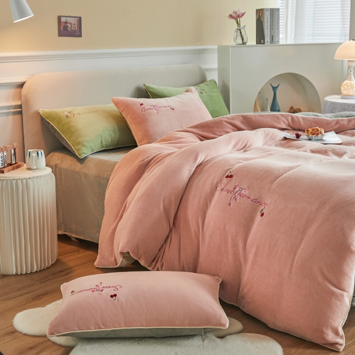 91家纺网 家纺一手货源 找家纺 凡客家居 2021秋冬新款工艺款牛奶绒四件套 甜蜜樱桃