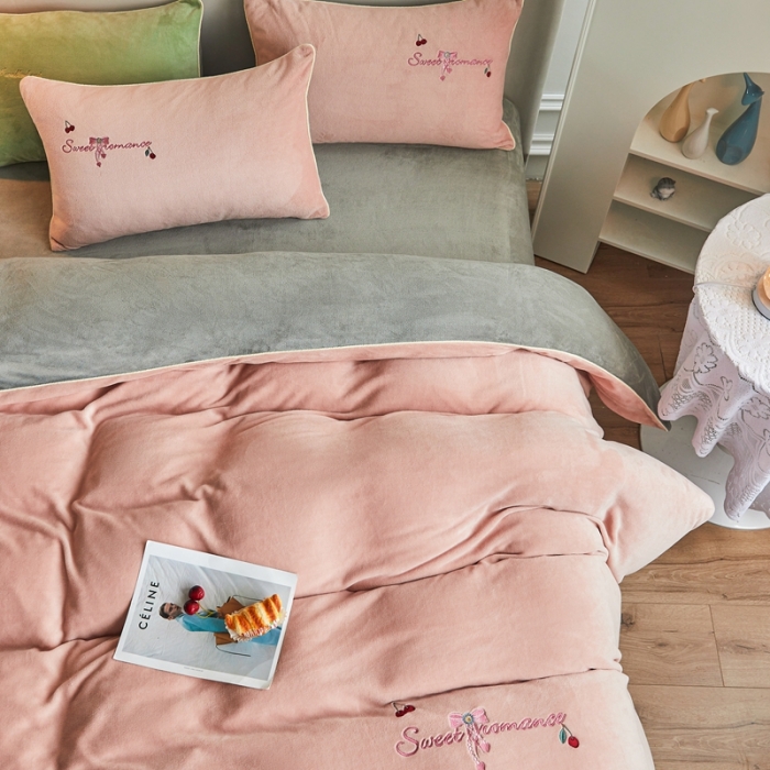 91家纺网 家纺一手货源 找家纺 凡客家居 2021秋冬新款工艺款牛奶绒四件套 甜蜜樱桃