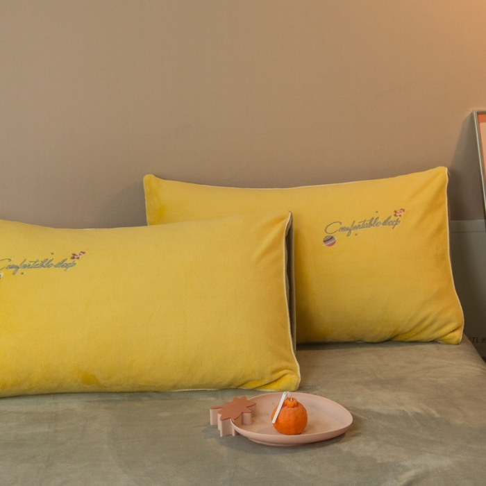 91家纺网 家纺一手货源 找家纺 凡客家居 2021秋冬新款工艺款牛奶绒四件套 外星人-黄