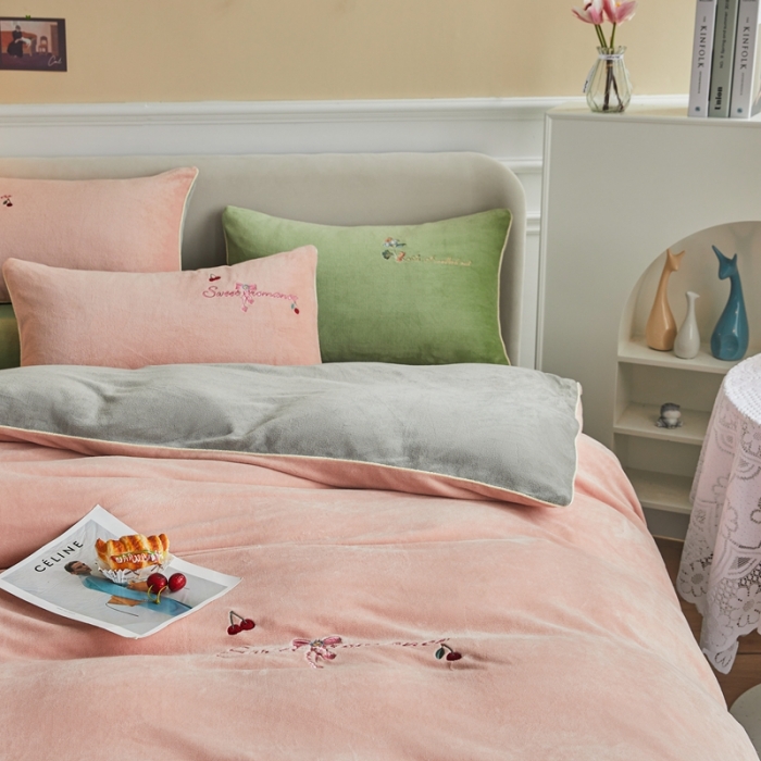 91家纺网 家纺一手货源 找家纺 凡客家居 2021秋冬新款工艺款牛奶绒四件套 甜蜜樱桃