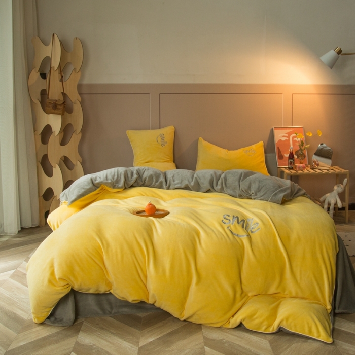 91家纺网 家纺一手货源 找家纺 凡客家居 2021秋冬新款工艺款牛奶绒四件套 微微一笑-黄