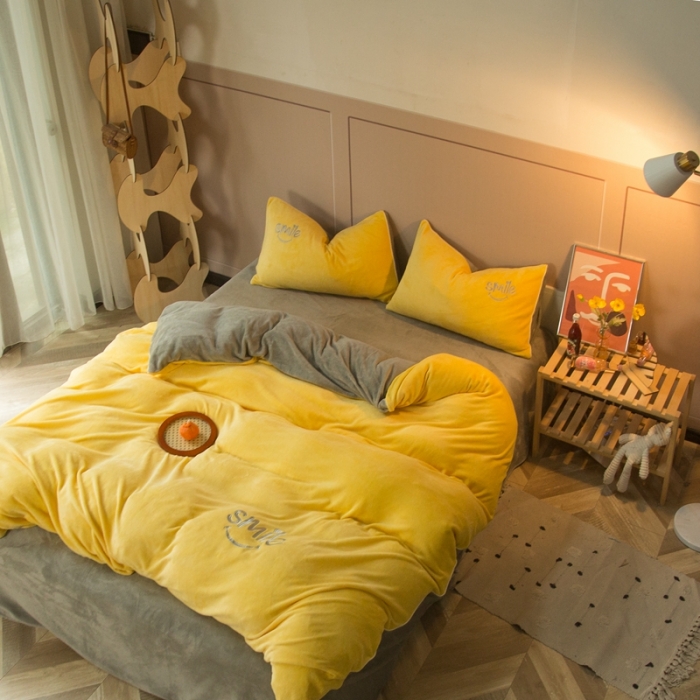 91家纺网 家纺一手货源 找家纺 凡客家居 2021秋冬新款工艺款牛奶绒四件套 微微一笑-黄