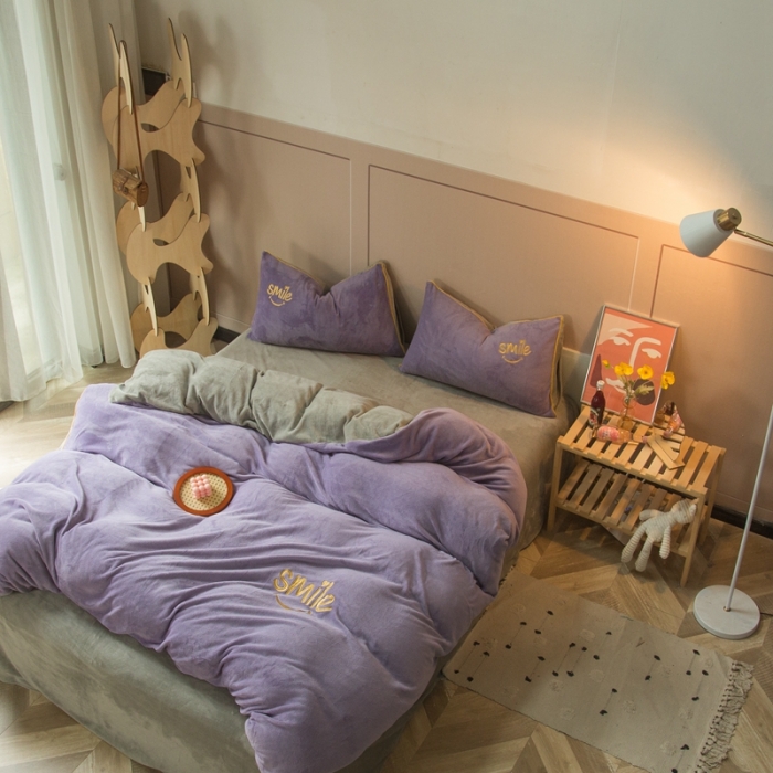 91家纺网 家纺一手货源 找家纺 凡客家居 2021秋冬新款工艺款牛奶绒四件套 微微一笑-紫