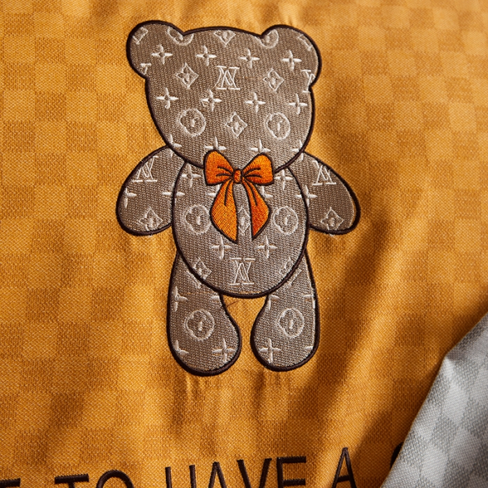 91家纺网 家纺一手货源 找家纺 凡客 2021秋冬新款埃类棉刺绣磨毛四件套-熊 轻奢熊-落日橙