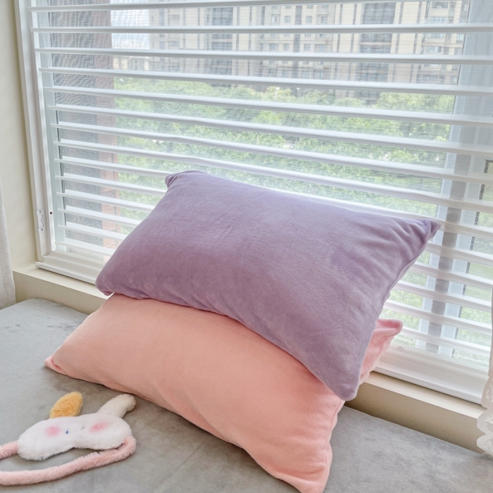91家纺网 家纺一手货源 找家纺 慕尚2022新款纯色搭色奶油席牛奶绒枕套48*74cm粉+紫