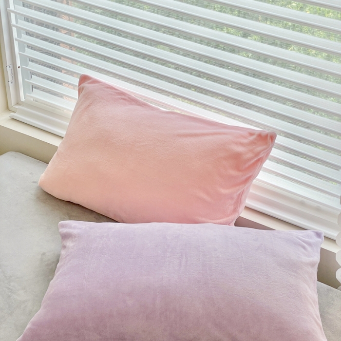 91家纺网 家纺一手货源 找家纺 慕尚2022新款纯色搭色奶油席牛奶绒枕套48*74cm粉+紫