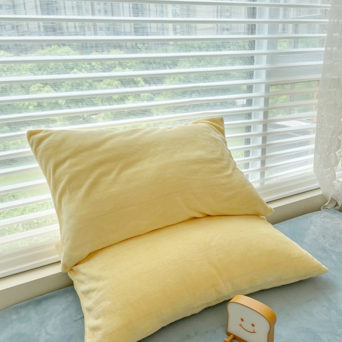 91家纺网 家纺一手货源 找家纺 慕尚2022新款纯色搭色奶油席牛奶绒枕套48*74cm 浅黄
