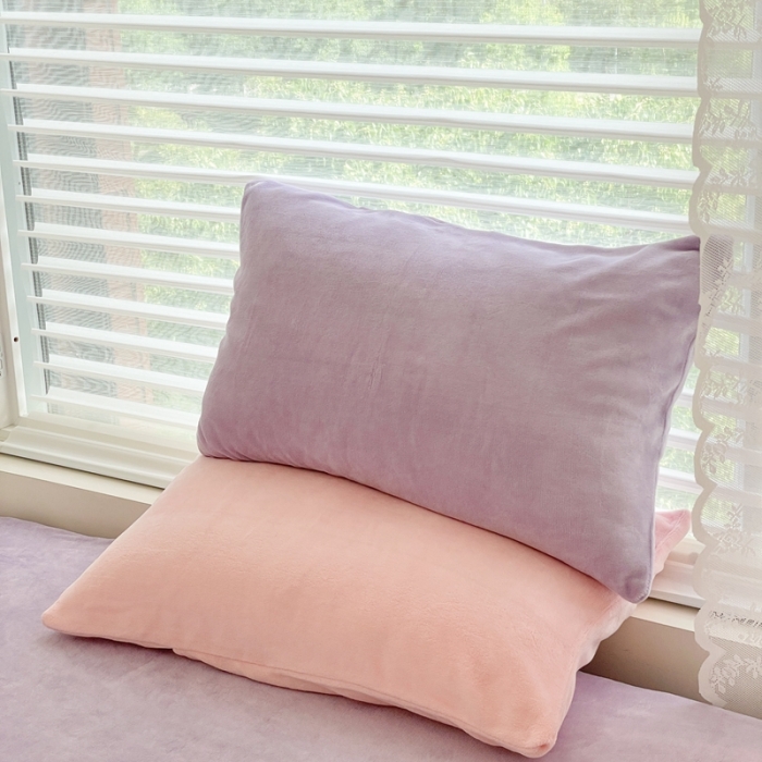 91家纺网 家纺一手货源 找家纺 慕尚2022新款纯色搭色奶油席牛奶绒枕套48*74cm紫＋粉