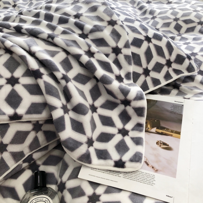 91家纺网 家纺一手货源 找家纺 慕尚 2022新款雕花绒立体牛奶绒轻奢系列四件套 洛奇灰