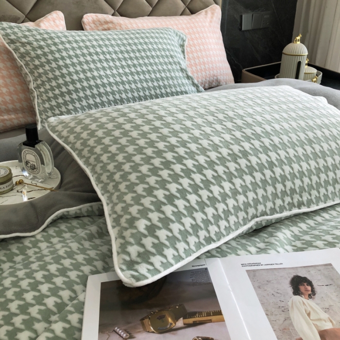 91家纺网 家纺一手货源 找家纺 慕尚 2022新款雕花绒立体牛奶绒轻奢系列四件套 千鸟格绿