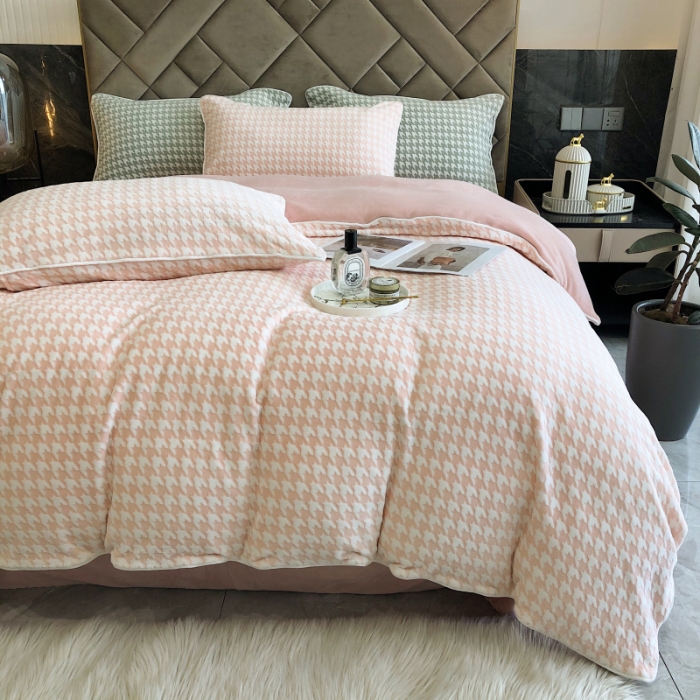 91家纺网 家纺一手货源 找家纺 慕尚 2022新款雕花绒立体牛奶绒轻奢系列四件套 千鸟格玉