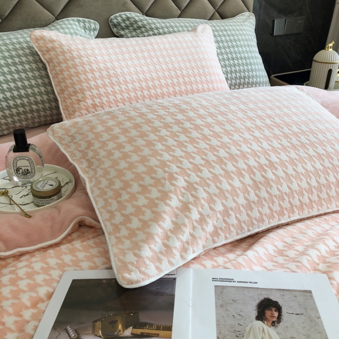 91家纺网 家纺一手货源 找家纺 慕尚 2022新款雕花绒立体牛奶绒轻奢系列四件套 千鸟格玉