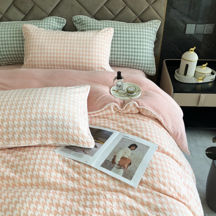 91家纺网 家纺一手货源 找家纺 慕尚 2022新款雕花绒立体牛奶绒轻奢系列四件套 千鸟格玉