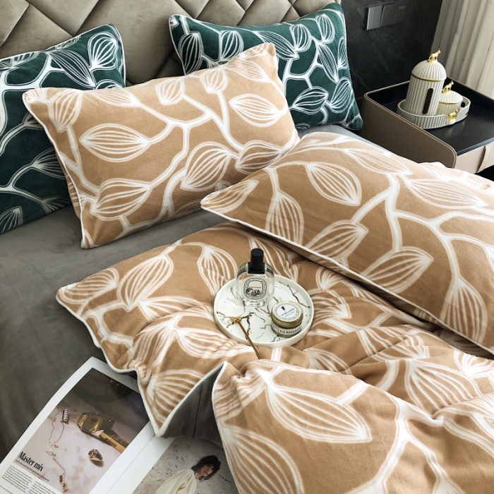 91家纺网 家纺一手货源 找家纺 慕尚 2022新款雕花绒立体牛奶绒轻奢系列四件套 树叶卡其