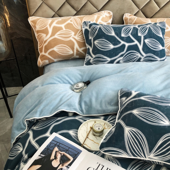 91家纺网 家纺一手货源 找家纺 慕尚 2022新款雕花绒立体牛奶绒轻奢系列四件套 树叶蓝