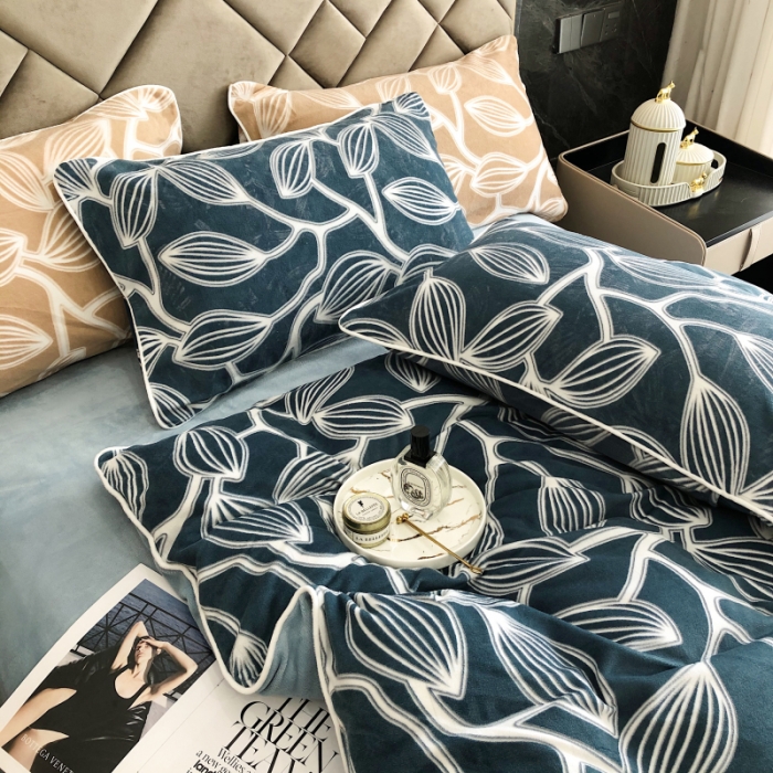 91家纺网 家纺一手货源 找家纺 慕尚 2022新款雕花绒立体牛奶绒轻奢系列四件套 树叶蓝