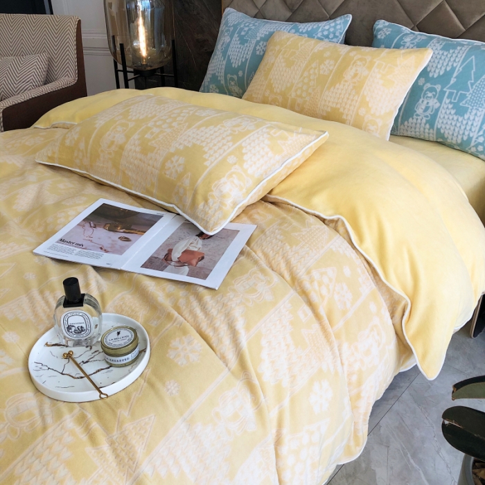 91家纺网 家纺一手货源 找家纺 慕尚 2022新款雕花绒立体牛奶绒轻奢系列四件套 小熊黄