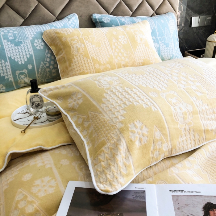 91家纺网 家纺一手货源 找家纺 慕尚 2022新款雕花绒立体牛奶绒轻奢系列四件套 小熊黄