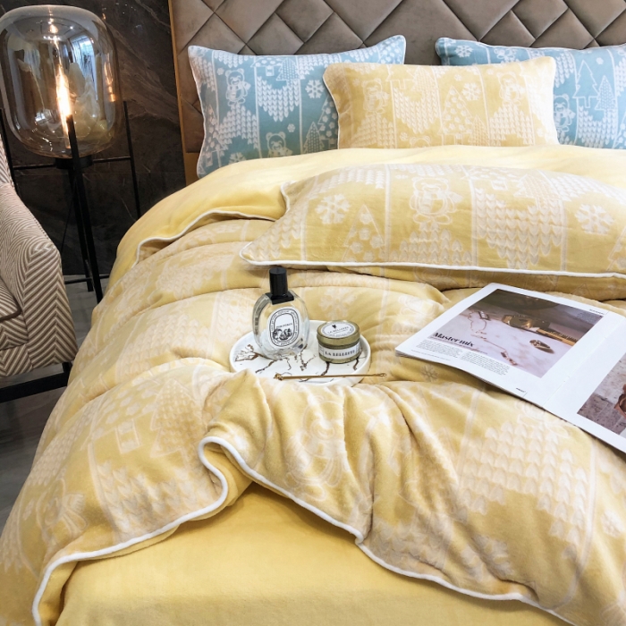 91家纺网 家纺一手货源 找家纺 慕尚 2022新款雕花绒立体牛奶绒轻奢系列四件套 小熊黄