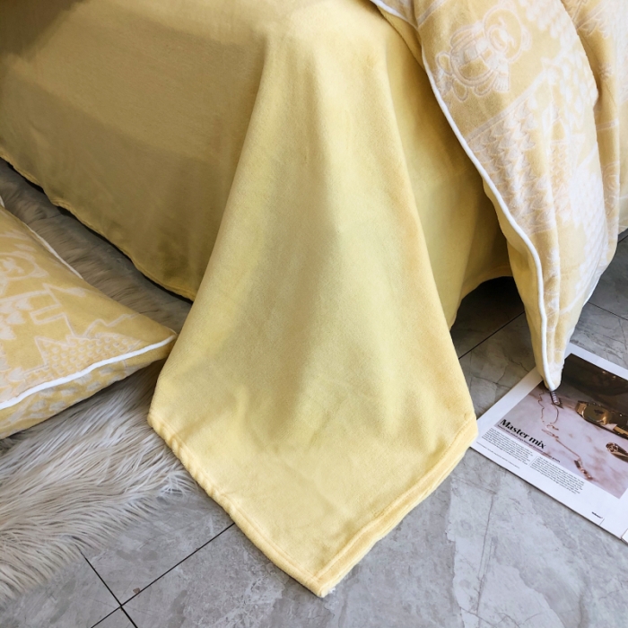 91家纺网 家纺一手货源 找家纺 慕尚 2022新款雕花绒立体牛奶绒轻奢系列四件套 小熊黄