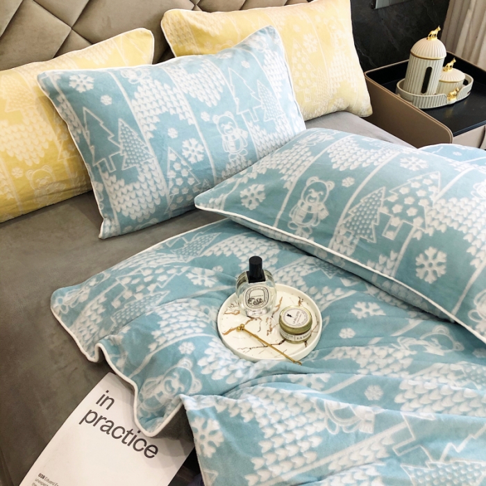 91家纺网 家纺一手货源 找家纺 慕尚 2022新款雕花绒立体牛奶绒轻奢系列四件套 小熊蓝