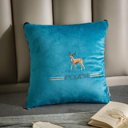 91家纺网 家纺一手货源 找家纺 翰轩家居 2021新款水晶绒绣花抱枕被 一鹿有你-轻奢蓝