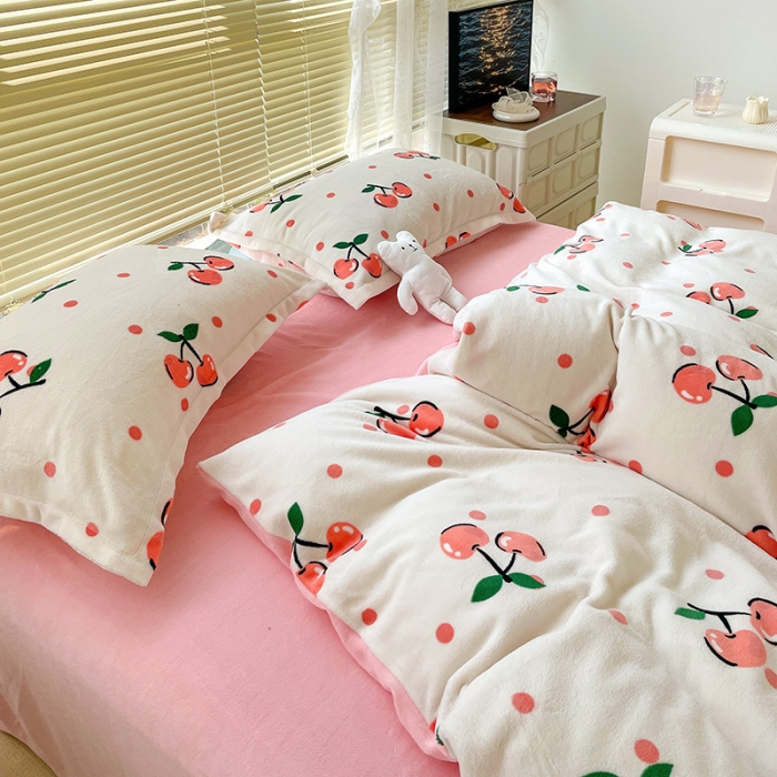 91家纺网 家纺一手货源 找家纺 慕尚 2022新款田园花卉类牛奶绒单被套 樱桃恋人