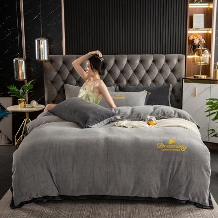 91家纺网 家纺一手货源 找家纺 （总）莎臣豹 2025新款高克重牛奶绒拼角包边刺绣绣花四件套