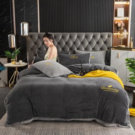 91家纺网 家纺一手货源 找家纺 （总）莎臣豹 2025新款高克重牛奶绒拼角包边刺绣绣花四件套