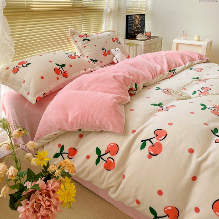 91家纺网 家纺一手货源 找家纺 慕尚2022新款田园花卉类牛奶绒四件套 樱桃恋人