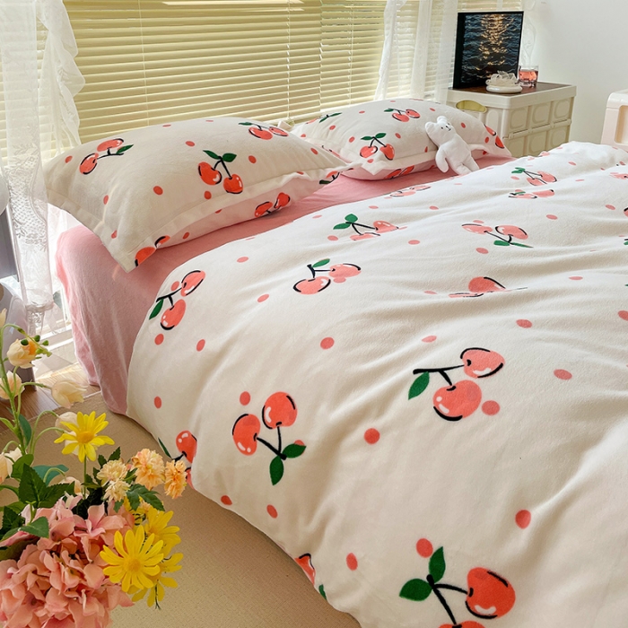 91家纺网 家纺一手货源 找家纺 慕尚2022新款田园花卉类牛奶绒四件套 樱桃恋人
