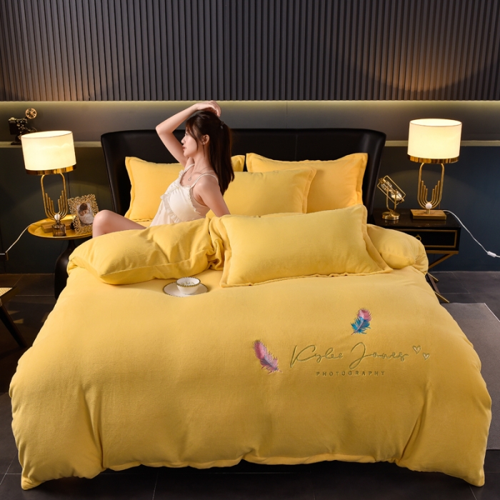 91家纺网 家纺一手货源 找家纺 简爱 2025新款高克重简单款牛奶绒刺绣四件套 羽毛-鹅黄