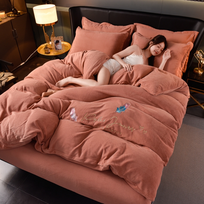 91家纺网 家纺一手货源 找家纺 简爱 2025新款高克重简单款牛奶绒刺绣四件套 羽毛-焦糖