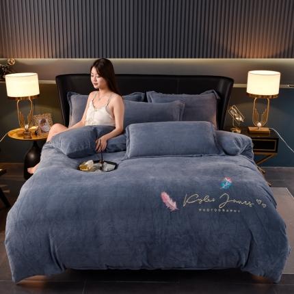 91家纺网 家纺一手货源 找家纺 简爱 2025新款高克重简单款牛奶绒刺绣四件套 羽毛-蓝灰