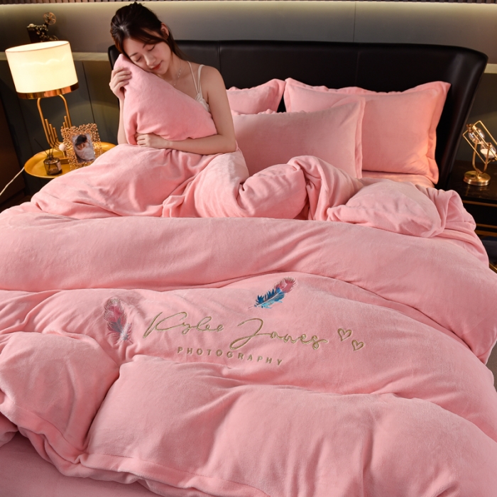 91家纺网 家纺一手货源 找家纺 简爱 2025新款高克重简单款牛奶绒刺绣四件套 羽毛-钱玉