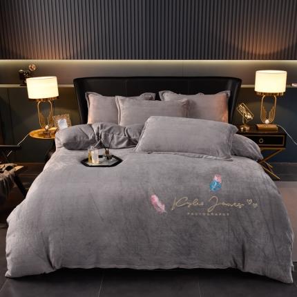 91家纺网 家纺一手货源 找家纺 简爱 2025新款高克重简单款牛奶绒刺绣四件套 羽毛-浅灰