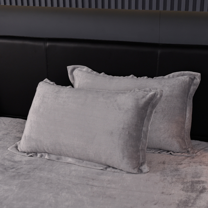 91家纺网 家纺一手货源 找家纺 简爱 2025新款高克重简单款牛奶绒刺绣四件套 羽毛-浅灰