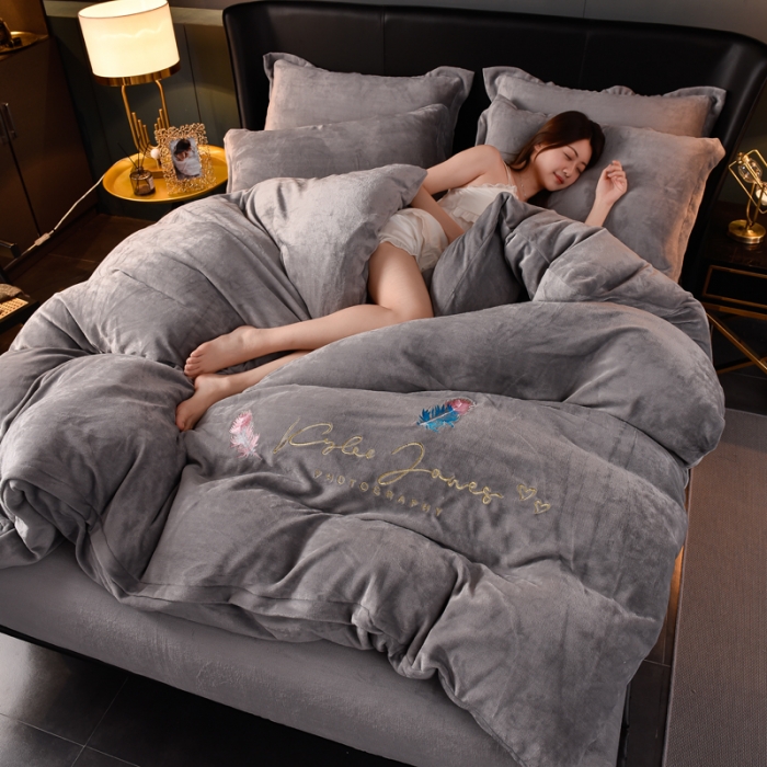 91家纺网 家纺一手货源 找家纺 简爱 2025新款高克重简单款牛奶绒刺绣四件套 羽毛-浅灰