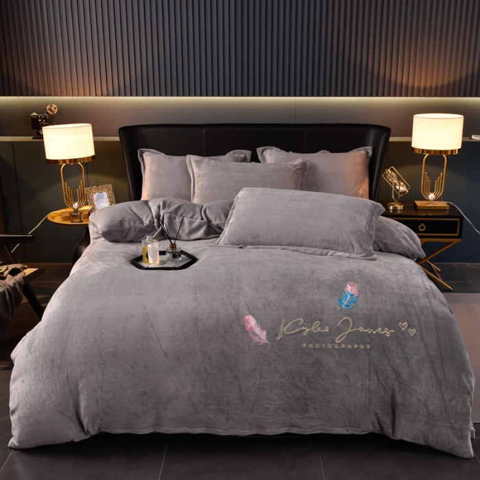 91家纺网 家纺一手货源 找家纺 简爱 2025新款高克重简单款牛奶绒刺绣四件套 羽毛-浅灰