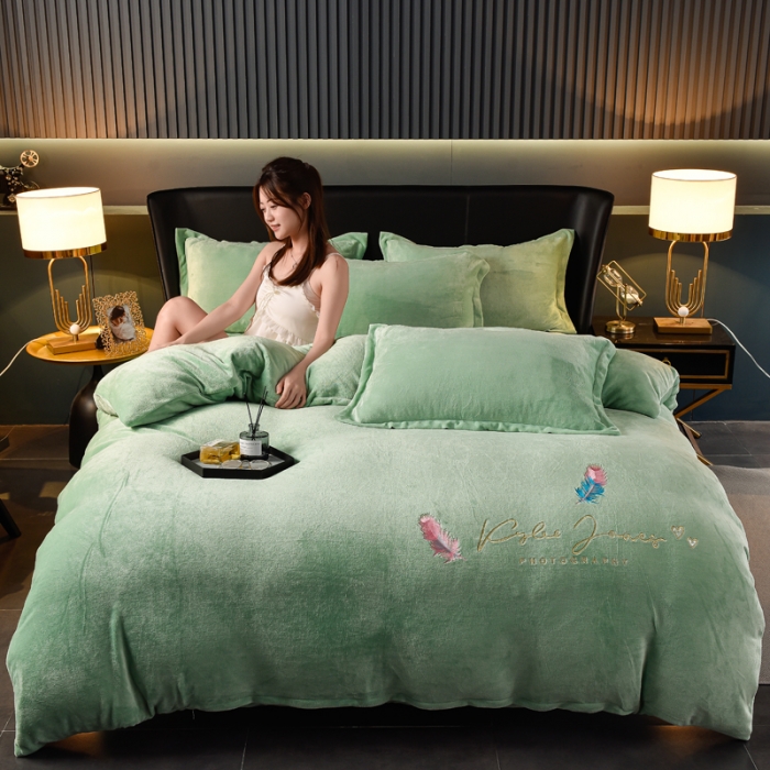 91家纺网 家纺一手货源 找家纺 简爱 2025新款高克重简单款牛奶绒刺绣四件套 羽毛-浅绿