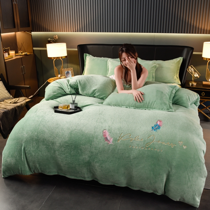91家纺网 家纺一手货源 找家纺 简爱 2025新款高克重简单款牛奶绒刺绣四件套 羽毛-浅绿