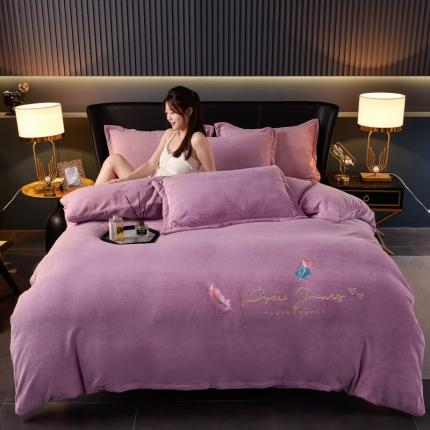 91家纺网 家纺一手货源 找家纺 简爱 2025新款高克重简单款牛奶绒刺绣四件套 羽毛-浅紫