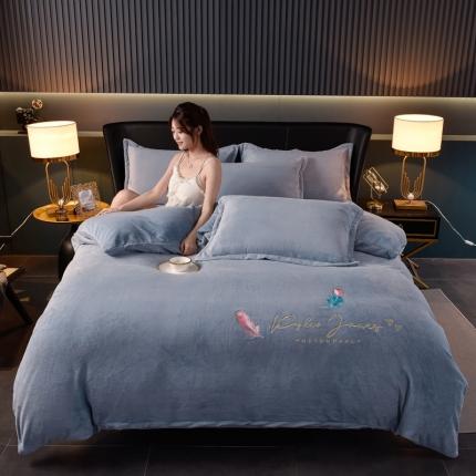 91家纺网 家纺一手货源 找家纺 简爱 2025新款高克重简单款牛奶绒刺绣四件套 羽毛-天蓝